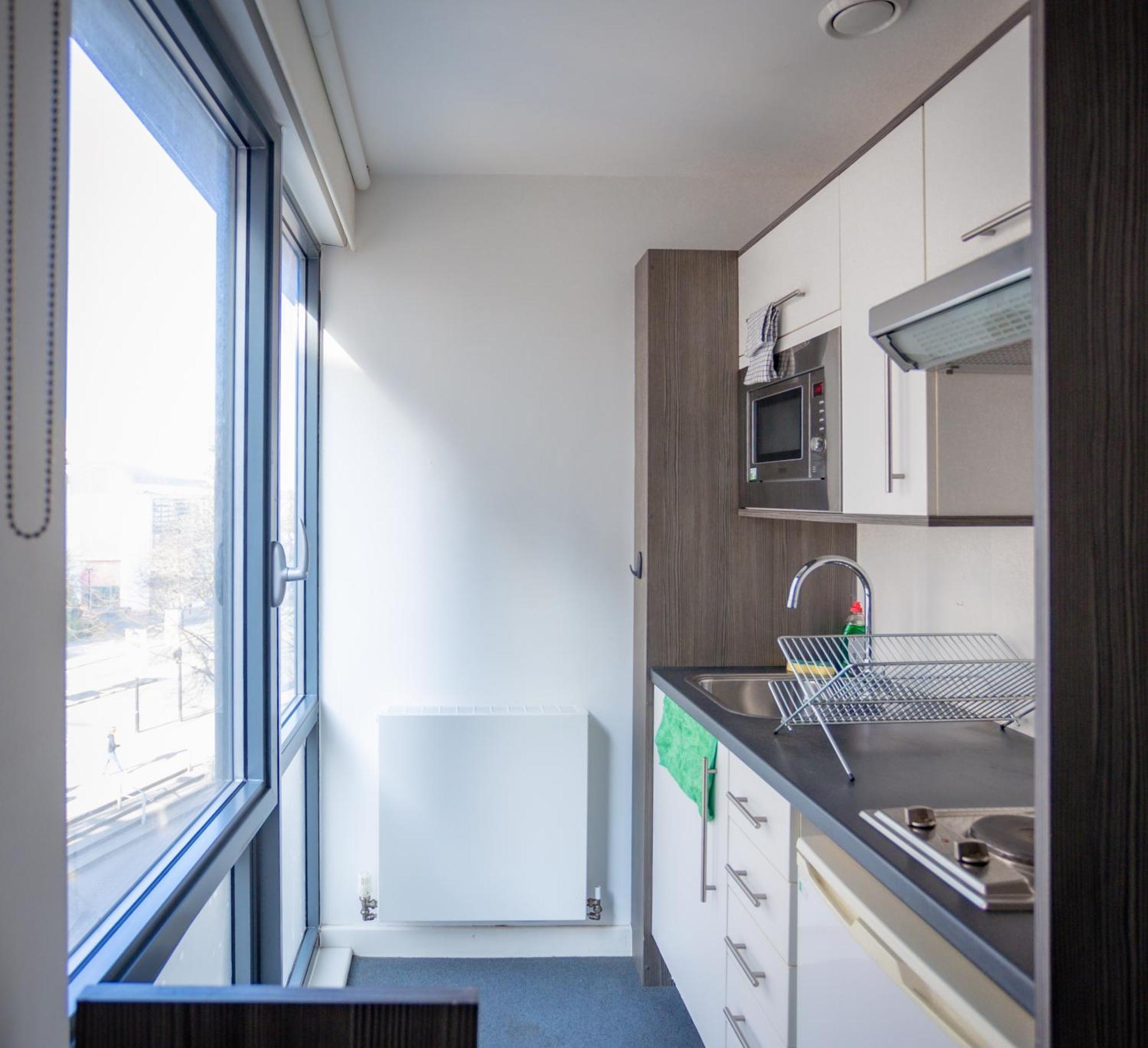 Apartment Modern W Desk And Tv